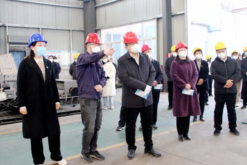 馬村區(qū)委書記師少輝，區(qū)委副書記、區(qū)長王婕等人到演風公司進行調(diào)研